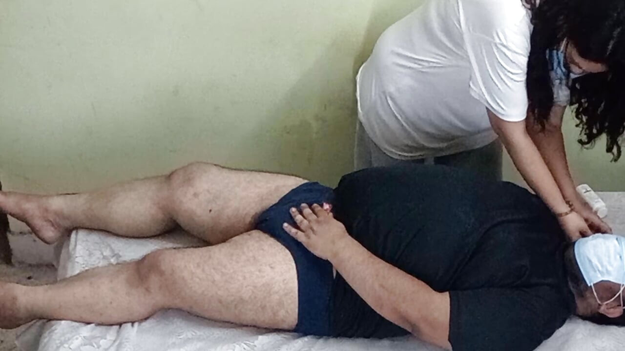 "Büyük memeli hemşire boşalana kadar büyük yarağı gırtlağına kadar alıyor"