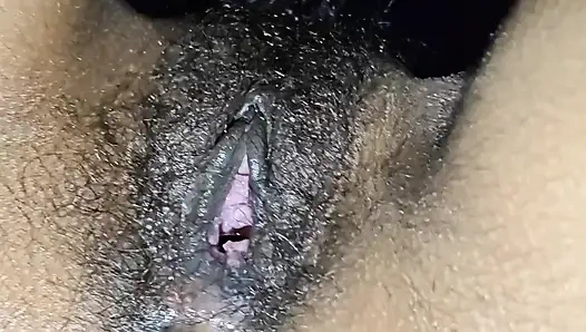 Массаж Большая целая киска трахает пальцами и трахается с черным черным волосатым членом во время ношения презерватива.