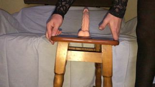 Crossdresser in calze gioca con dildo