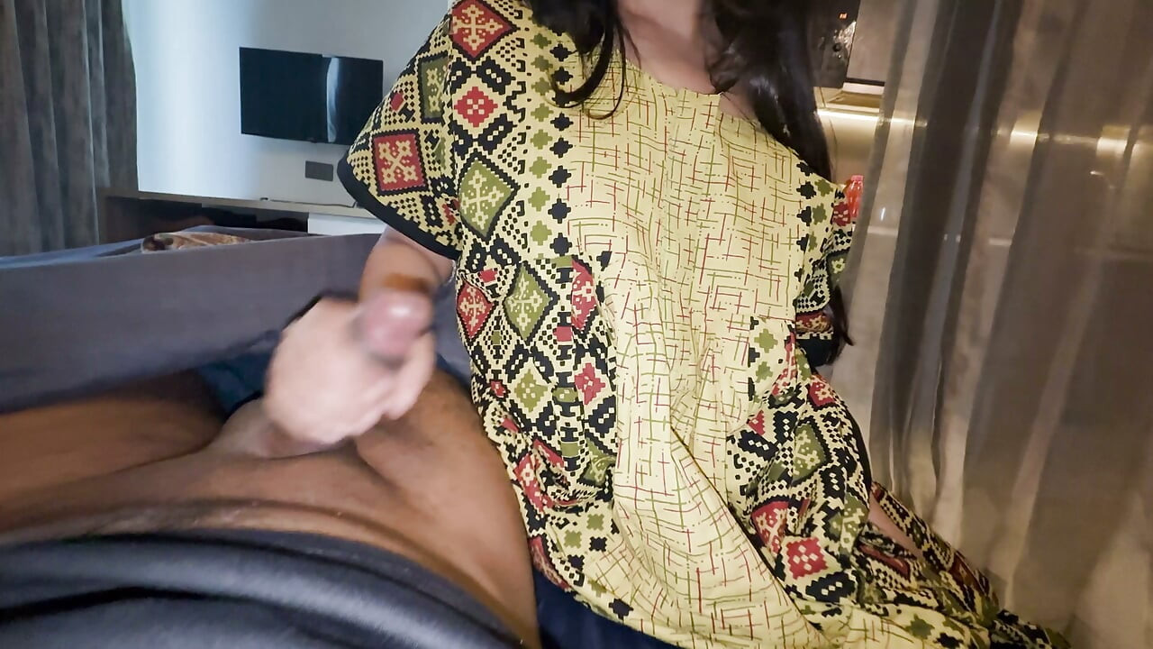 조카가 자는 사이에 아주머니가 그의 자지를 꺼내서 블로우잡을 해줬다