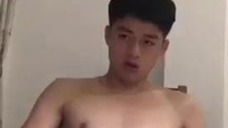 Twink asiatică ejaculează pentru cameră (1&#39;03 &quot;)