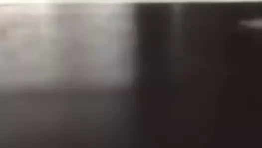 Oğlan gizlice izliyor