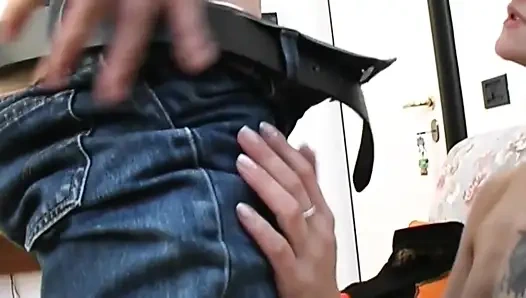 Der Freund Weiss, Dass Sie Von Der Anas-mitarbeiterin Verprügelt Wird