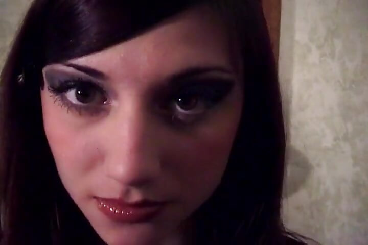 Sexy milf tatuata viene sculacciata dappertutto