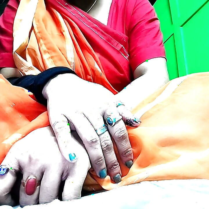 Sensual Desi Beauty in Saree - Gorgeous Boob Squeeze Part 1