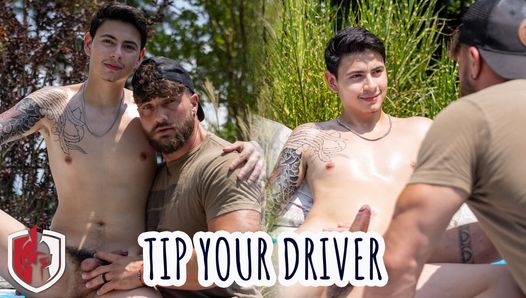 Cum Here Boy - Tip Your Driver - Heath Halia encontra Jay Angelo nu enquanto entrega comida, Jay só pode dar gorjeta com seu pau e buraco