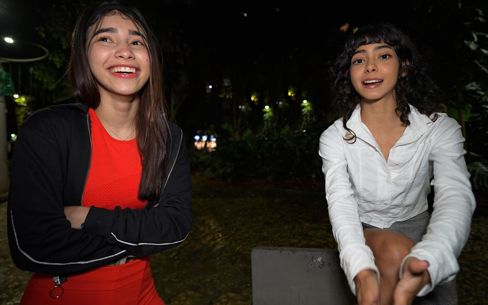 उन्होंने उसे गांड चुदाई करने के लिए बनाया - दबंग जोड़ा विनम्र कमसिन को चोदता है