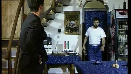 Грудастую немецкую шлюшку трахают в пабе