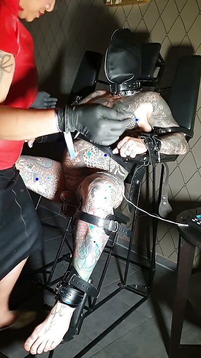 Attaché dans la chaise bondage pour les électrochocs
