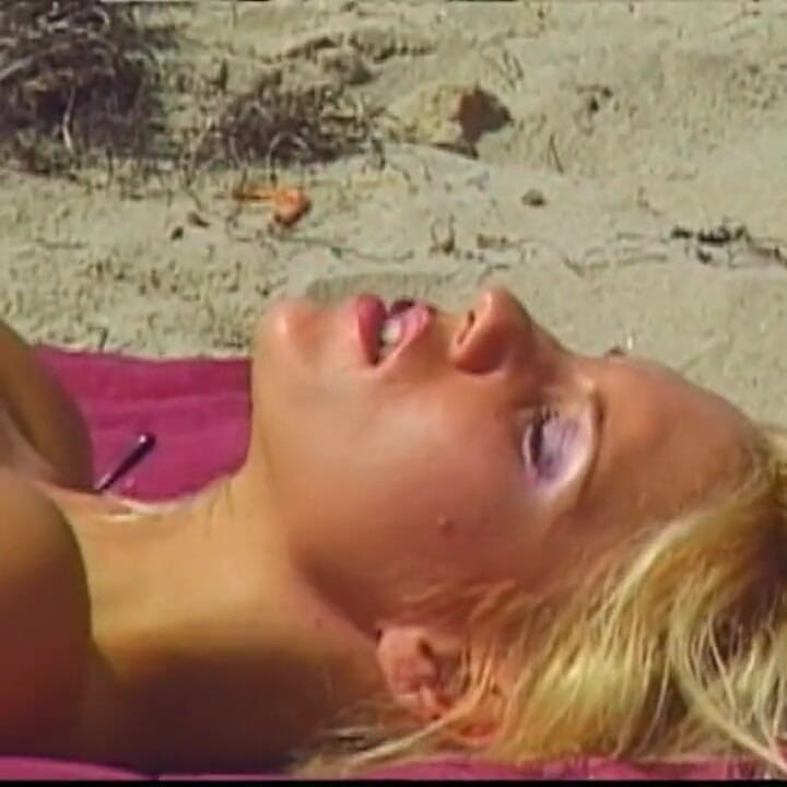 Kongkek vintaj luar di pantai untuk si blonde