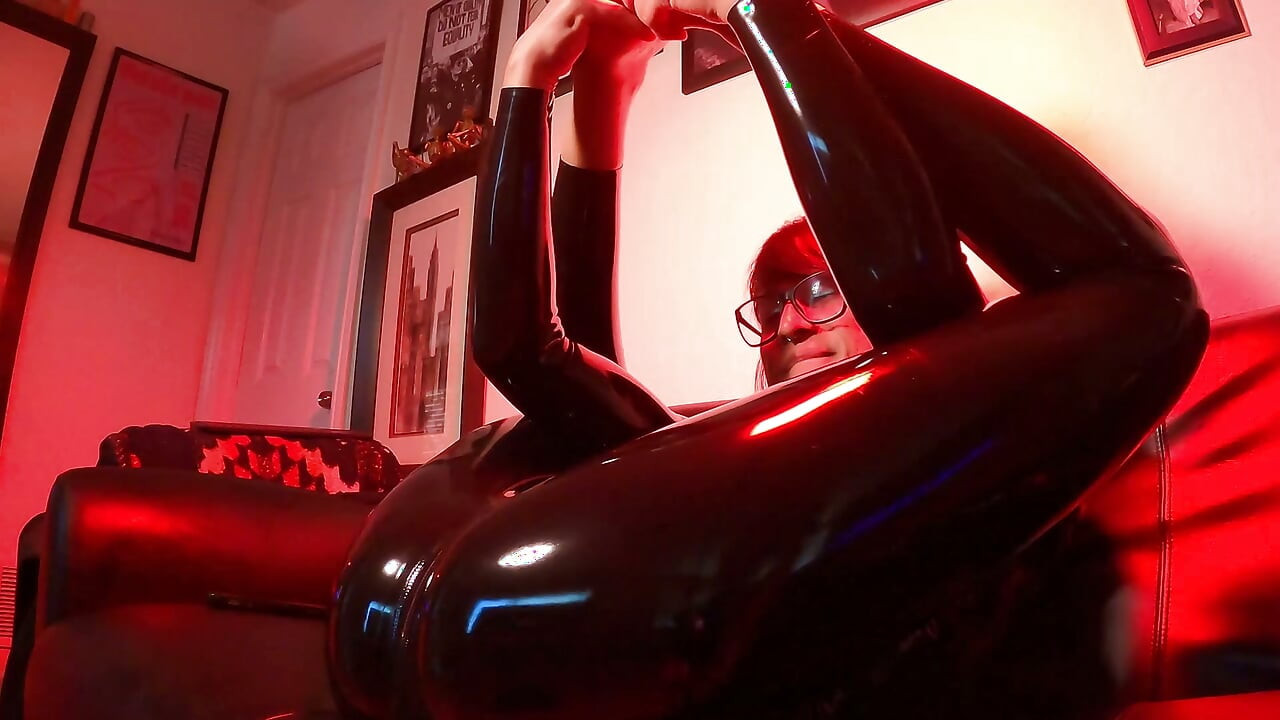 Játék a latex macskaruham