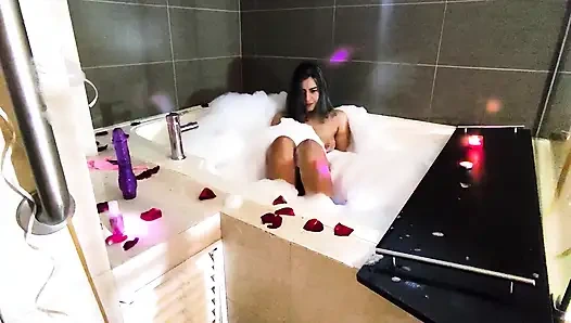 Романтическая и мокрая мастурбация в ванне для тебя, с лепестками пены и роз.