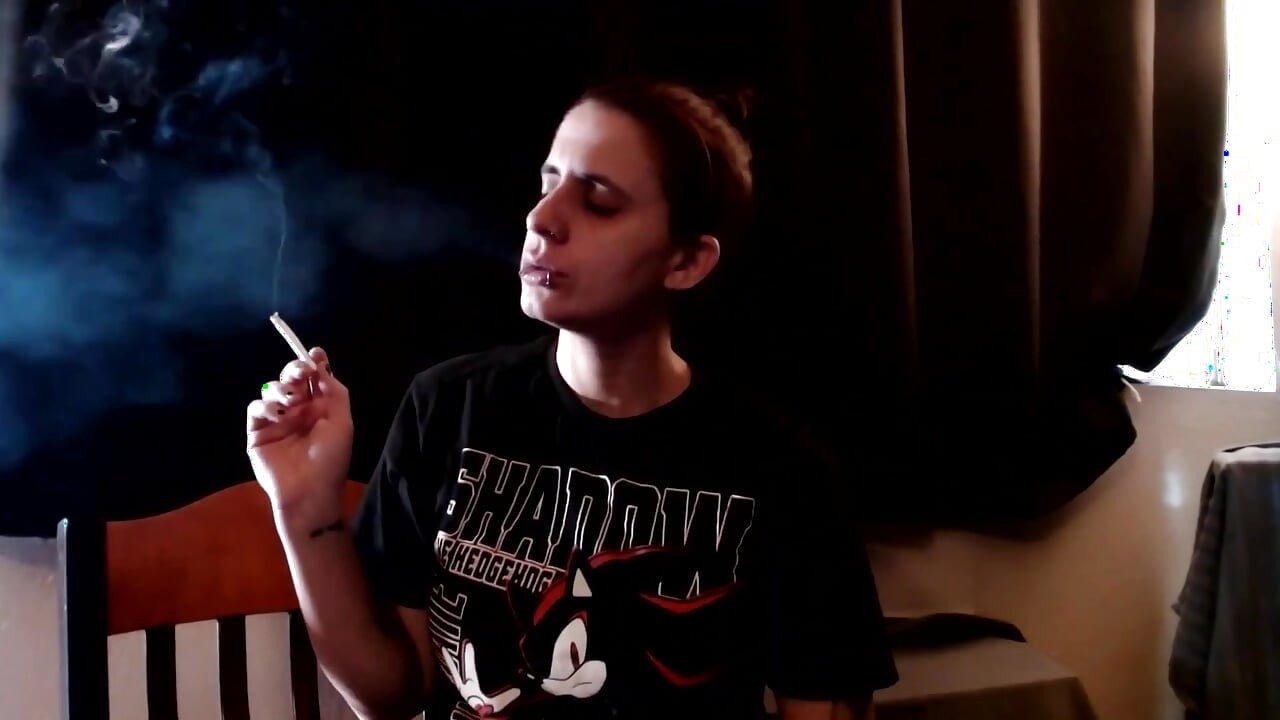 Couple de gros fumeurs