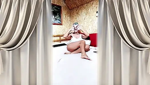 Фантазии сидения на мягкой кровати