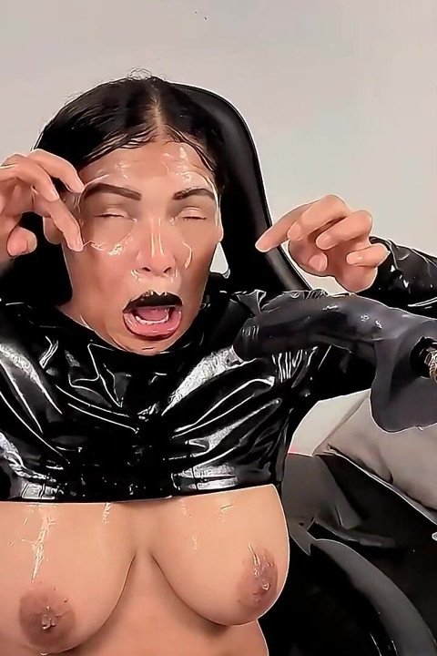 Extreme Facial, Huge Natural Curves and Glossy Latex