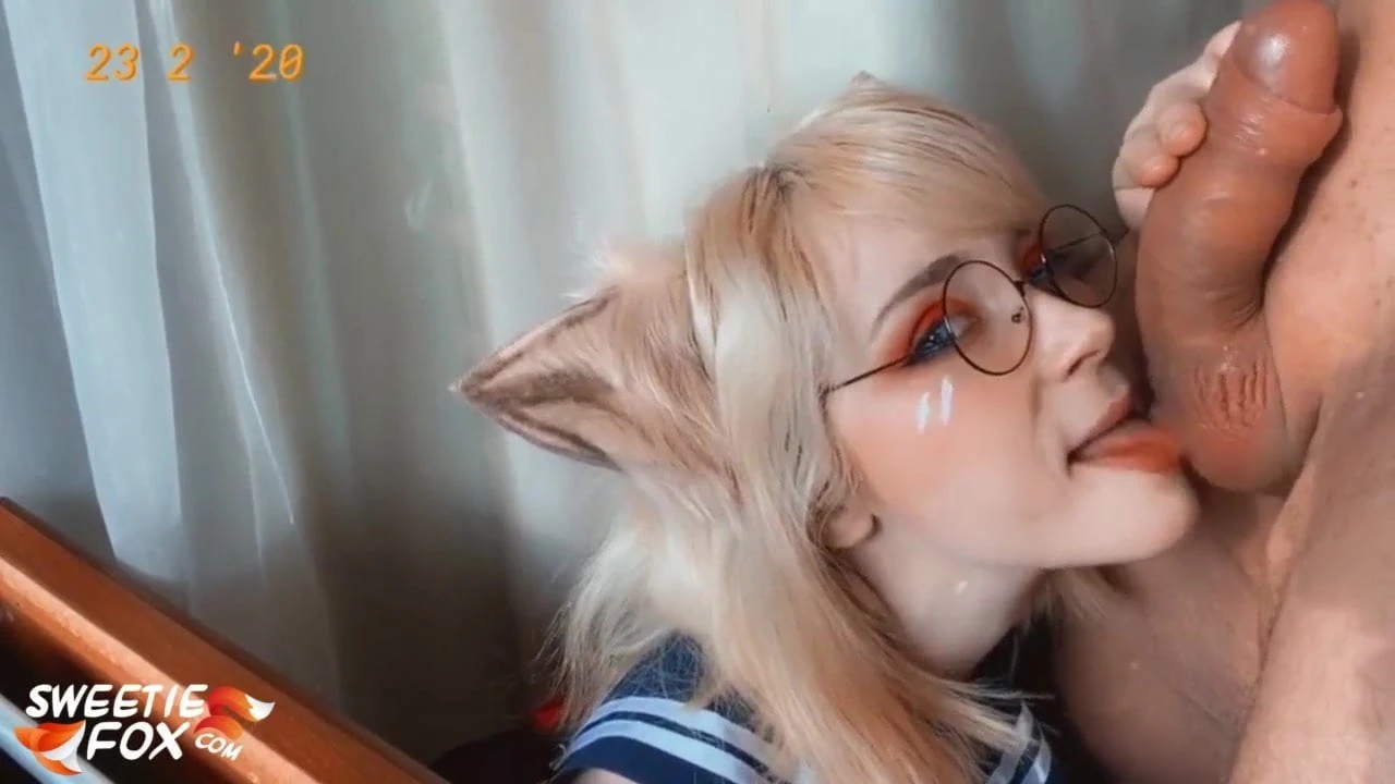 Vacker cosplayer ger avsugning