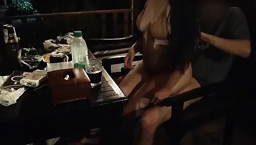 Aku sama suamiku di halaman belakang!