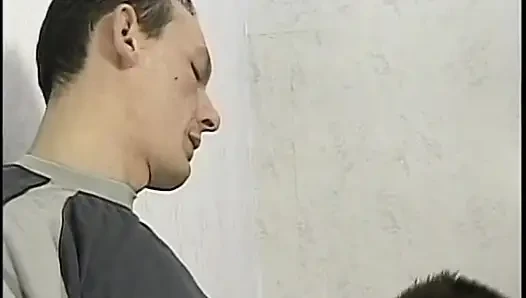 Schätzchen schließt sich zwei bisexuellen typen an einer guten fickparty im schlafzimmer an
