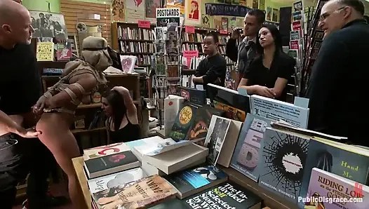 Очаровательную 19-летнюю связали и трахнули в задницу