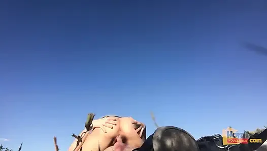 Açık çölde tatlı genç amcık
