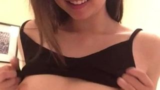 Сексуальная азиатская девушка показывает сиськи