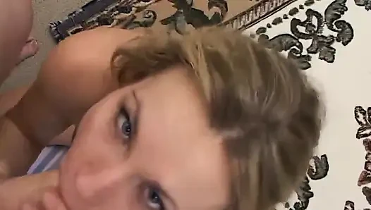 Tante seksi rambut pirang lagi asik ngentot kontol sampai dicrot sperma hangat