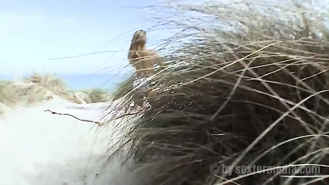 Amateur blonde Lucy masturbates on the beach