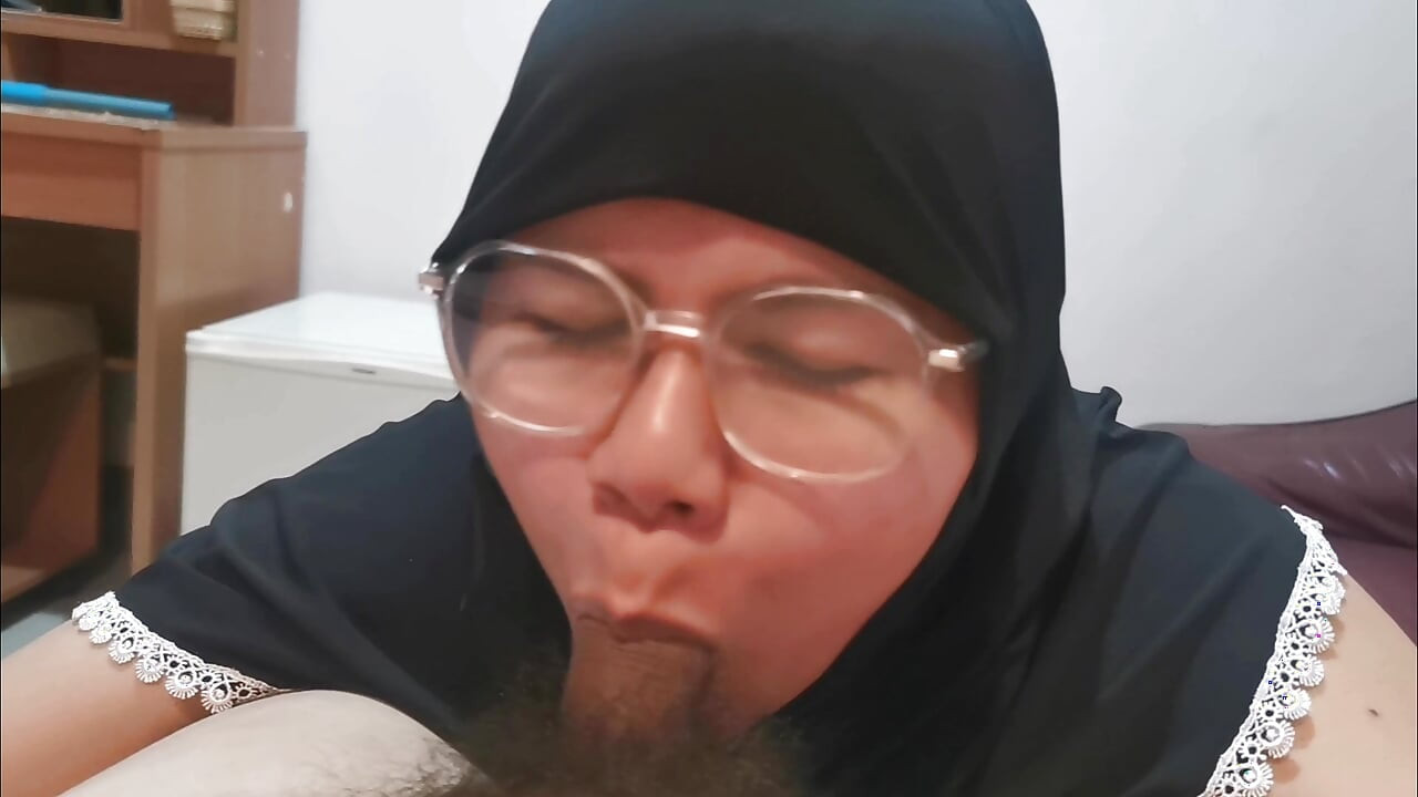 继妹从外面回来，然后被拖回去工作。