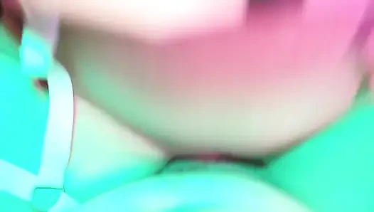 Sarışın orta yaşlı seksi kadın eva lateks fetişi pembe elbiseli minet amcığını sikiyor büyük yarak sapık gonzo