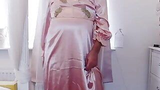 Sissy crossdresser w pełnej długości różowej satynowej sukience