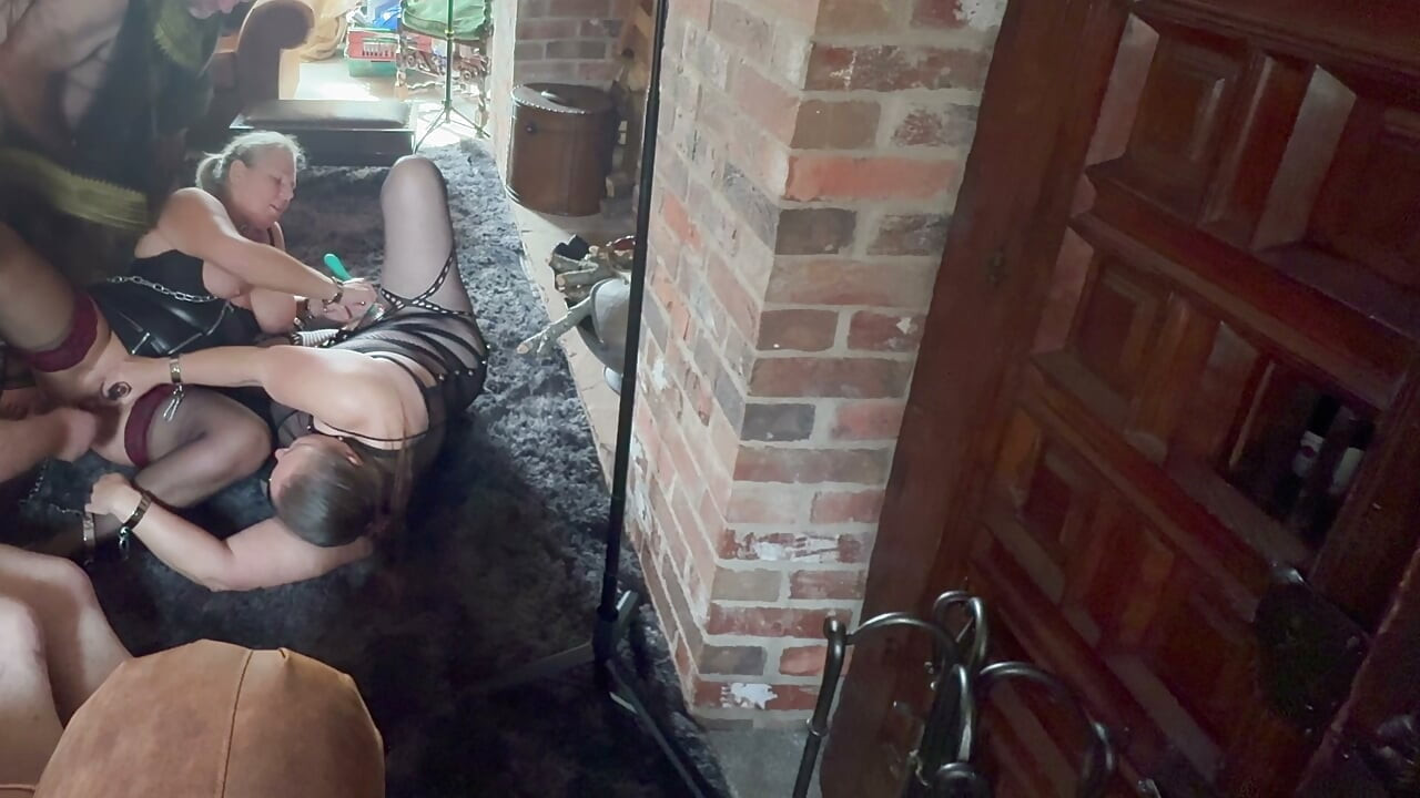 Parte 4 :- O Lanista Urso faz as suas escravas brincarem juntas.