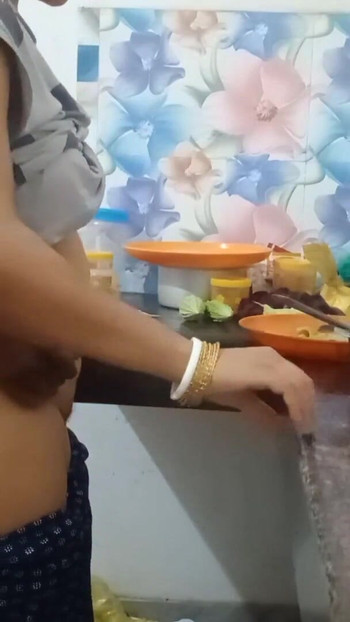 Momen wajib dibagikan dari "kiya si istri pe seks utama di dapur dengan kain sree merah"
