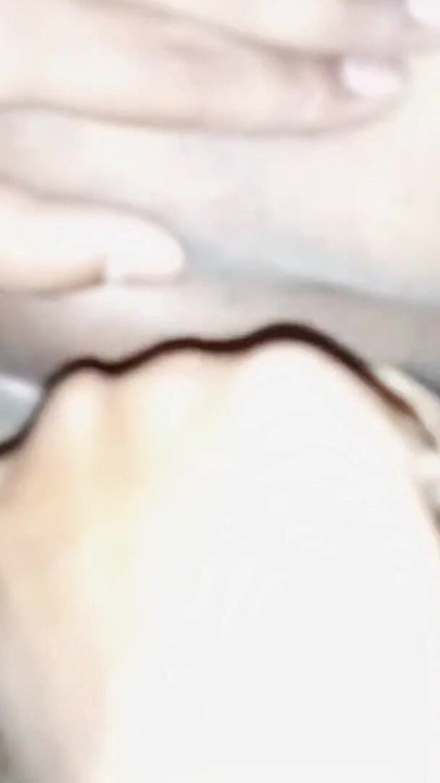 Se denne Desi MILF dykke inn i et uventet trekanteventyr.Sjokkerende øyeblikk! | Klipp 1