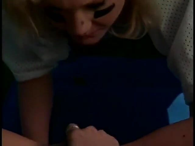 Geile babes vinden het leuk als ze elkaars kutjes vingeren