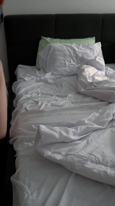 穿着猫女西装的继母欺骗继子玩热辣的共享性爱