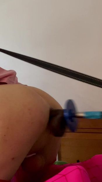 Sissy-schlampe wird von bbc-spielzeug auf der fickmaschine gefickt, während sie mit halsband und leine gehalten wird