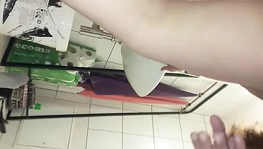 Üvey kız kardeşim duşta ziyaretleri seviyor