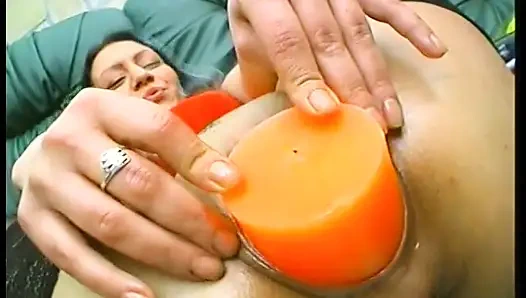 Esmer olgun sürtük yiyecek ve büyük mumla deliklerini sikerken çorap giyiyor