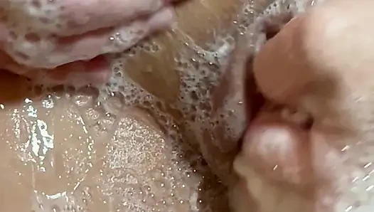 Горячей брюнетке промокли киску в душе