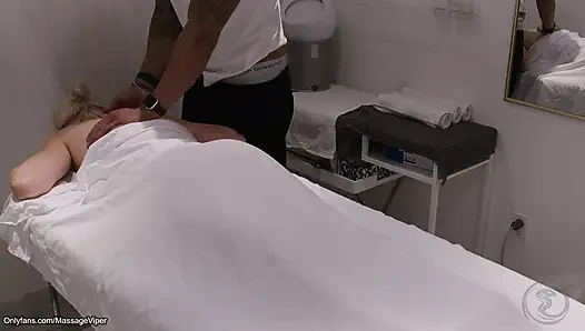 Klien Berganti Peran dan Berubah menjadi Tukang Pijat!