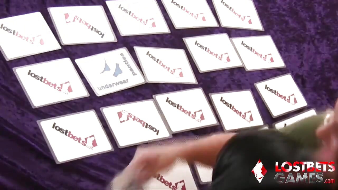 Ehefrauentausch beginnt, nachdem zwei paare ein sexspiel spielen