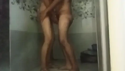 Индийская милая жена Pranita наслаждается сексом в ванной