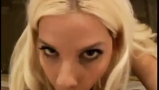 Junge blondine lutscht schwanz und nimmt es dann von hinten, dann wird von POV in den arsch gespritzt