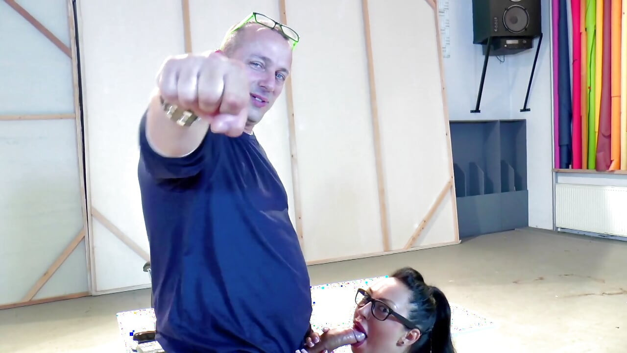 Rosalina, gagică brunetă cu curul mare are parte de futai la audiție și două ejaculări... unul pe țâțele ei și altul pe fața ei