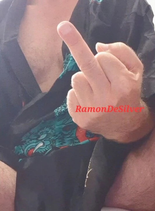 Božanski jutarnji toalet gospodara Ramona u seksi crnom svilenom kimonu