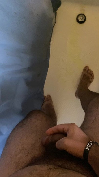 Pissing on my feet and legs in the shower