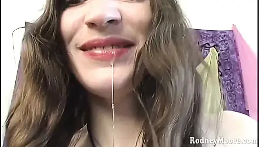 Pembantu perancis super berbulu dicrot di muka