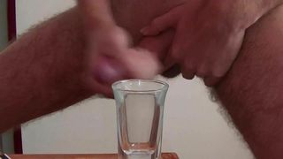 2 Ladungen Sperma In Glas Gespritzt