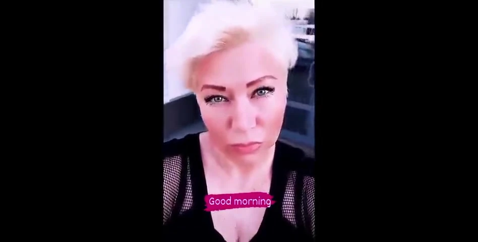 Yarak kaldıran olgun kaltak Aimee ateşli orta yaşlı seksi kadın: kırmızı, siyah, at kuyruklu ve ağızda yarak