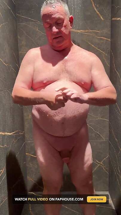 Duşta bazı dolgun kıyafetler